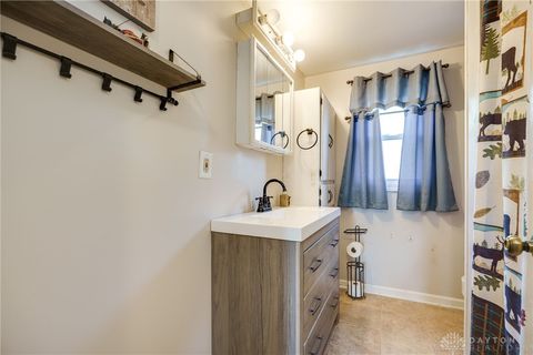 Tiny photo for 2702 Maplewood Avenue, Springfield, OH 45505 (MLS # 945535)