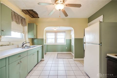 Tiny photo for 2702 Maplewood Avenue, Springfield, OH 45505 (MLS # 945535)