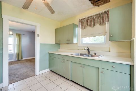 Tiny photo for 2702 Maplewood Avenue, Springfield, OH 45505 (MLS # 945535)