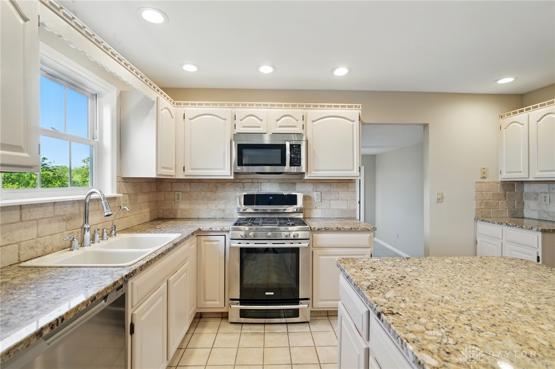2337 Eastwind Drive, Beavercreek, Ohio image 11