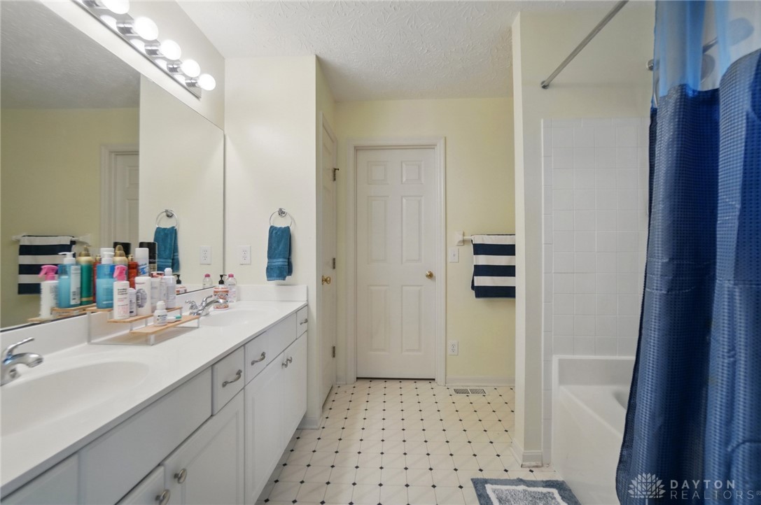 1082 Dunstan Court, Morrow, Ohio image 32