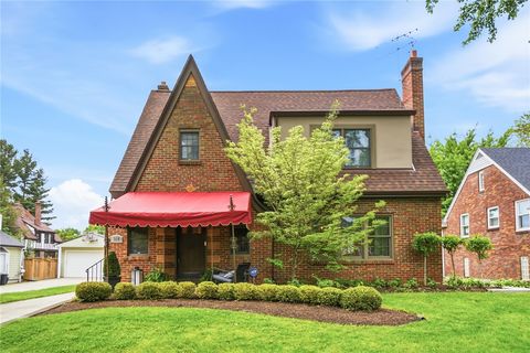 Photo of 317 E Dixon Avenue, Oakwood, OH 45419 (MLS # 958444)