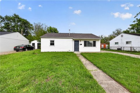 Photo of 44 Rockland Drive, Fairborn, OH 45324 (MLS # 957286)