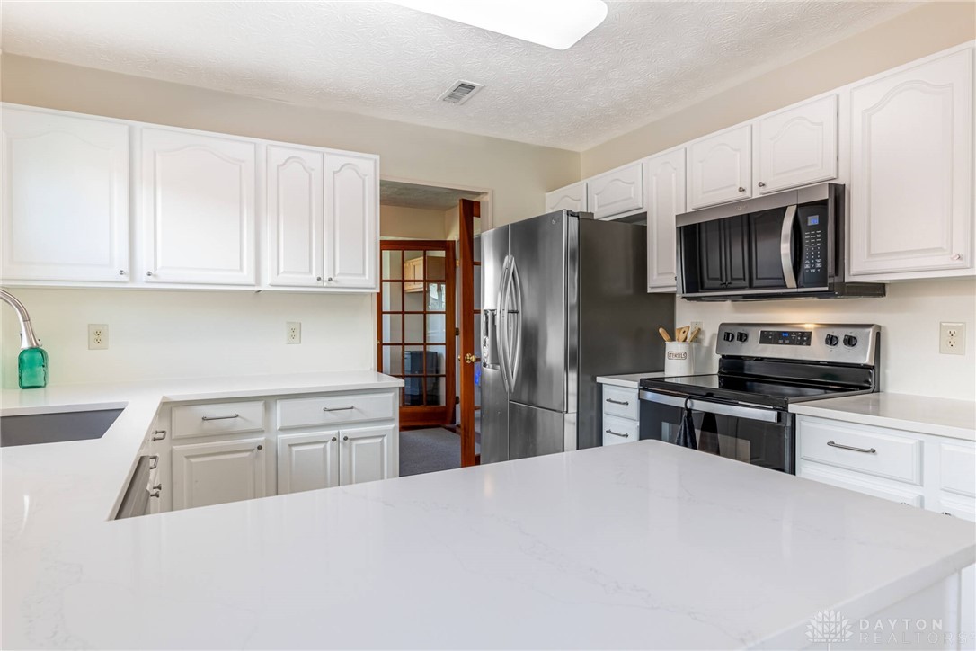 5015 Summerset Drive, Tipp City, Ohio image 11