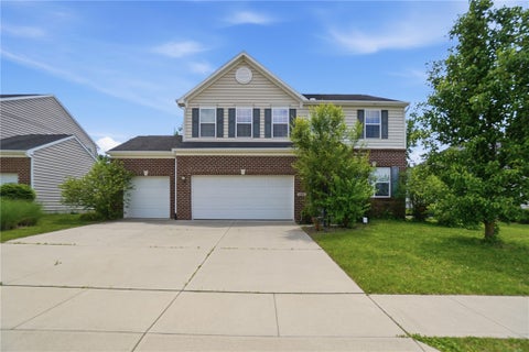 Homes For Sale - 102 Waterford Boulevard<br/> Fairborn, OH 45324