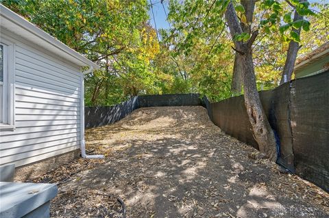 Tiny photo for 2008 Crescent Boulevard, Middletown, OH 45042 (MLS # 945341)