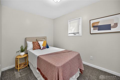 Tiny photo for 2008 Crescent Boulevard, Middletown, OH 45042 (MLS # 945341)