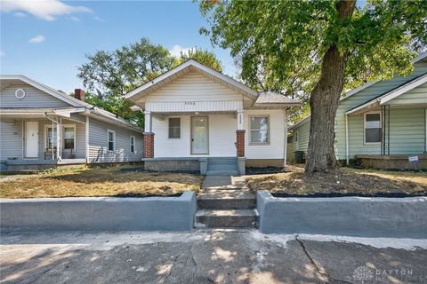 Tiny photo for 2008 Crescent Boulevard, Middletown, OH 45042 (MLS # 945341)