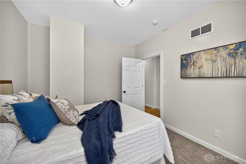 Tiny photo for 2008 Crescent Boulevard, Middletown, OH 45042 (MLS # 945341)