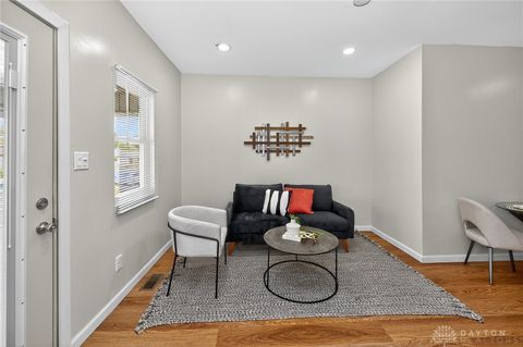 Tiny photo for 2008 Crescent Boulevard, Middletown, OH 45042 (MLS # 945341)