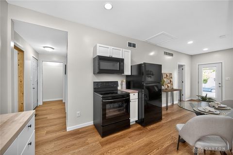 Tiny photo for 2008 Crescent Boulevard, Middletown, OH 45042 (MLS # 945341)