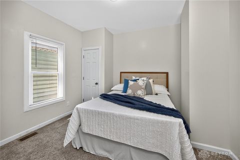Tiny photo for 2008 Crescent Boulevard, Middletown, OH 45042 (MLS # 945341)