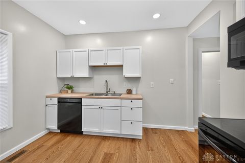 Tiny photo for 2008 Crescent Boulevard, Middletown, OH 45042 (MLS # 945341)