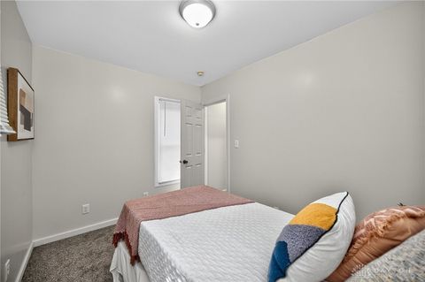 Tiny photo for 2008 Crescent Boulevard, Middletown, OH 45042 (MLS # 945341)