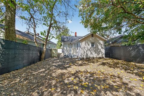 Tiny photo for 2008 Crescent Boulevard, Middletown, OH 45042 (MLS # 945341)