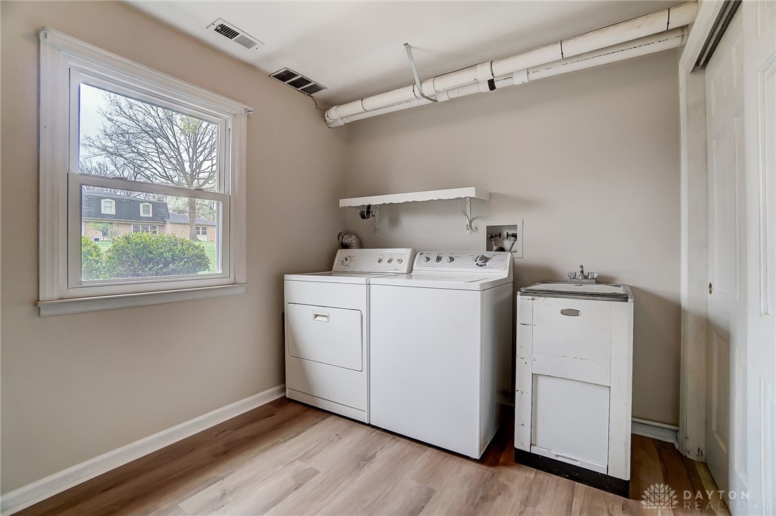 Dayton, Ohio 45459, United States, 5 Bedrooms Bedrooms, ,3 BathroomsBathrooms,Residential,Pending,105943