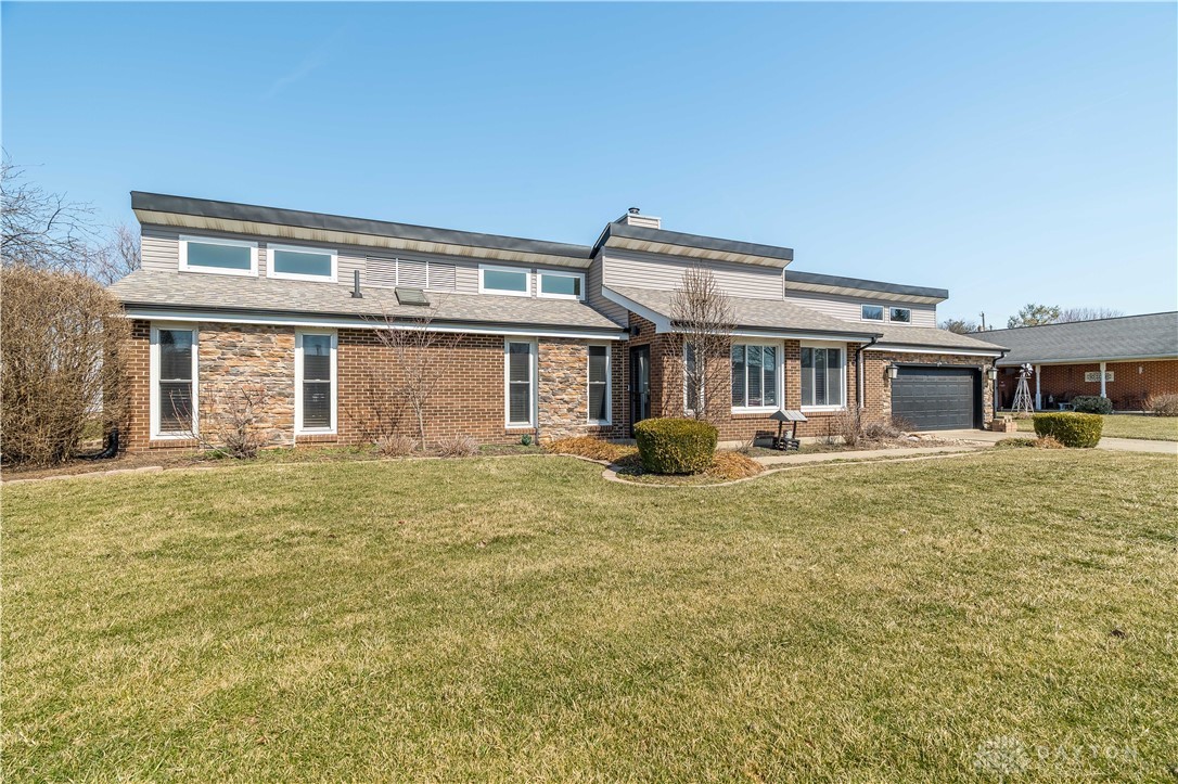 1700 Elaina Drive, Springfield, Ohio image 2