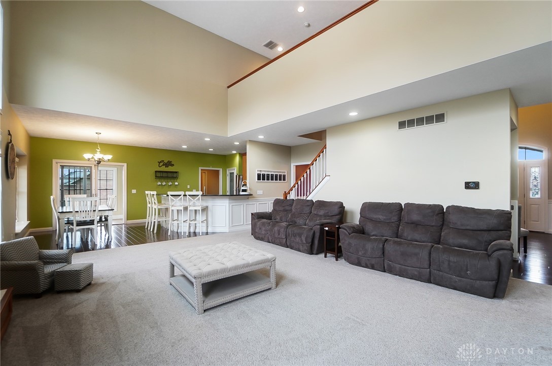 2645 Meadowpoint Drive, Troy, Ohio image 6