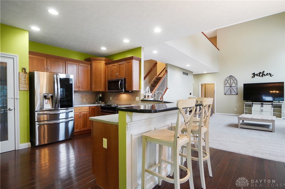 2645 Meadowpoint Drive, Troy, Ohio image 9