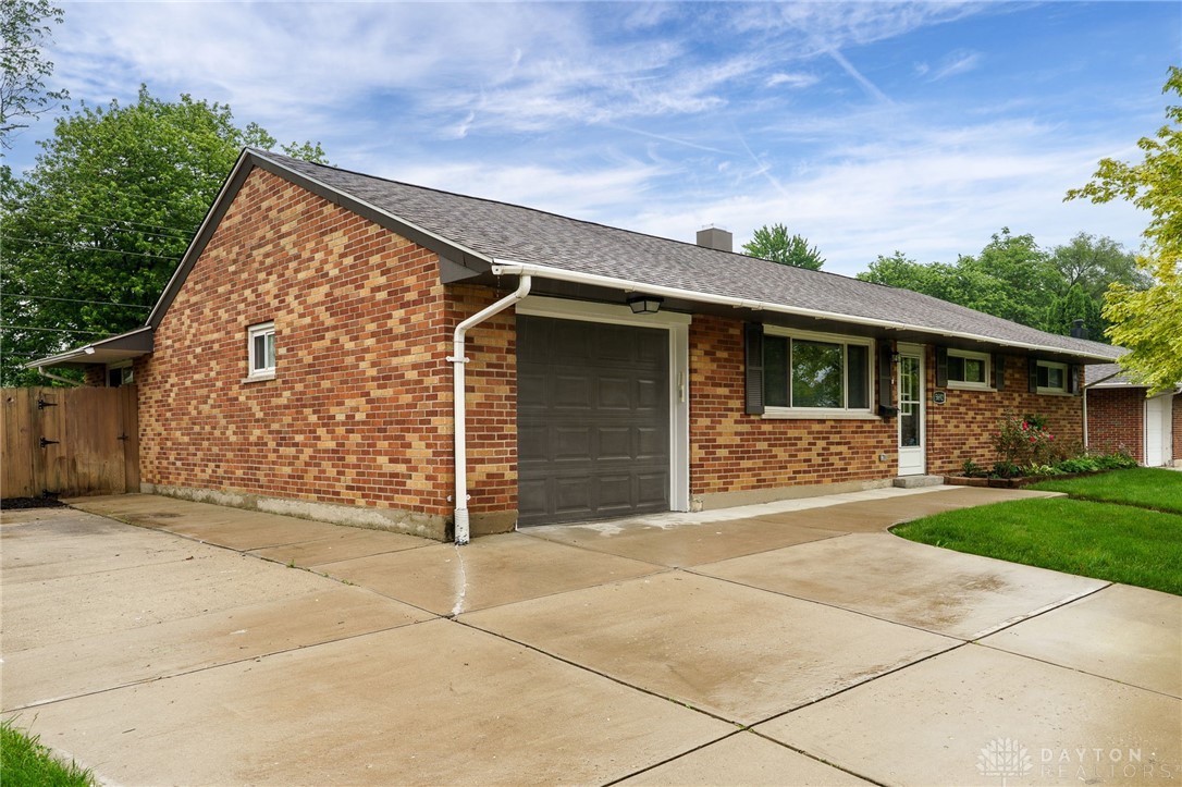 5692 Traymore Drive, Dayton, Ohio image 3