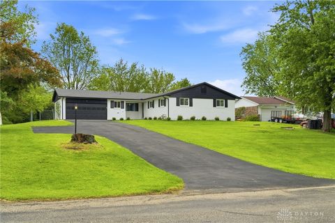 Photo of 2529 Marinette DR, Springfield, OH 45503 (MLS # 958277)