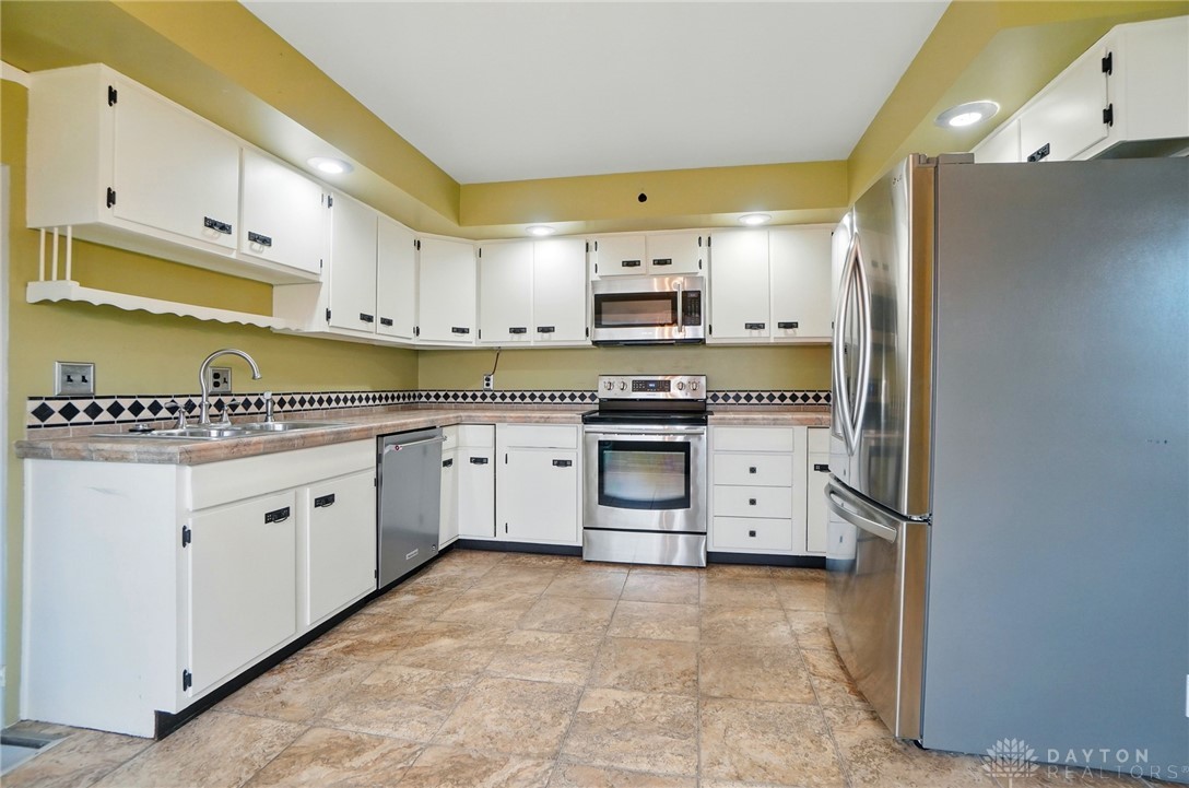 665 Suncrest Drive, Springfield, Ohio image 17
