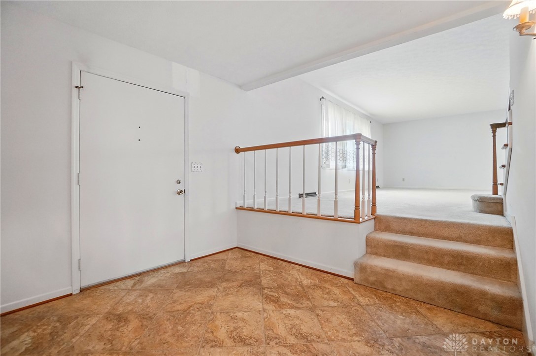 665 Suncrest Drive, Springfield, Ohio image 5