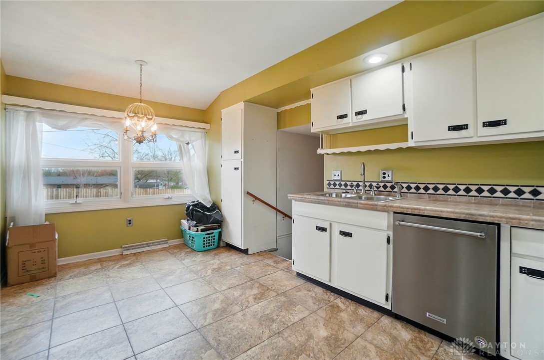 665 Suncrest Drive, Springfield, Ohio image 20