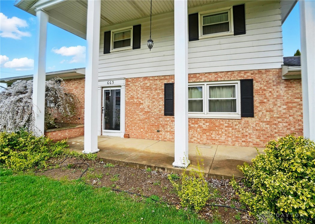 665 Suncrest Drive, Springfield, Ohio image 2