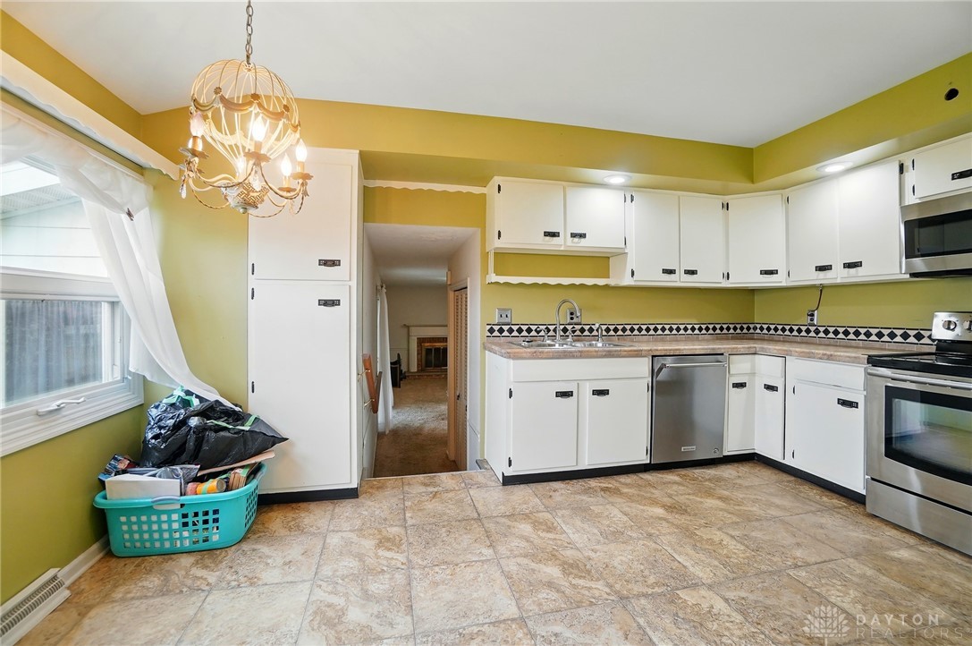 665 Suncrest Drive, Springfield, Ohio image 16