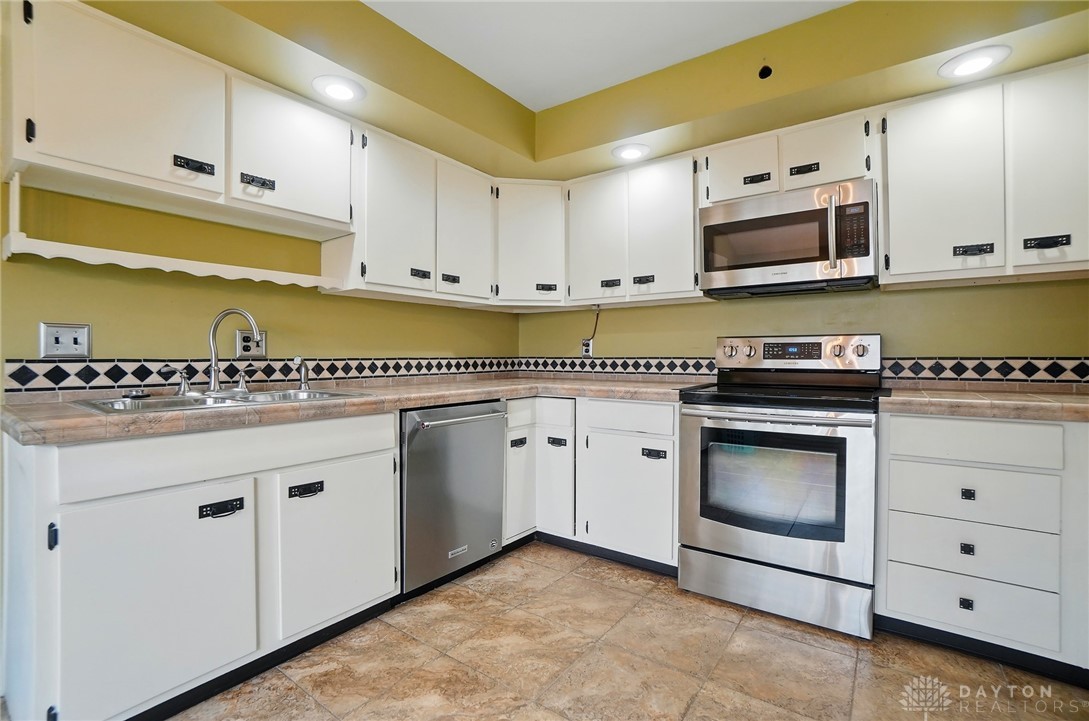 665 Suncrest Drive, Springfield, Ohio image 18