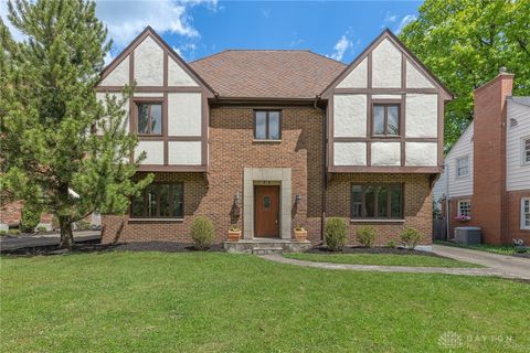 Photo of 215 Beverly Place, Oakwood, OH 45419 (MLS # 959194)