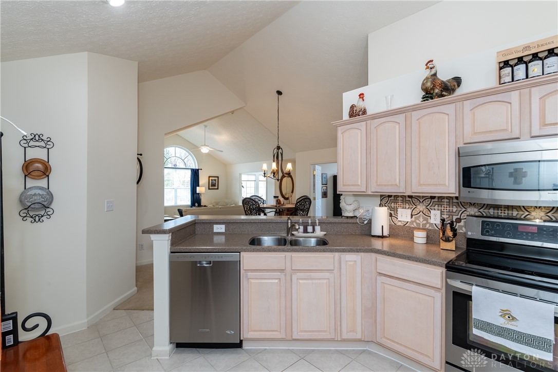 4076 Whitegate Drive, Beavercreek, Ohio image 17