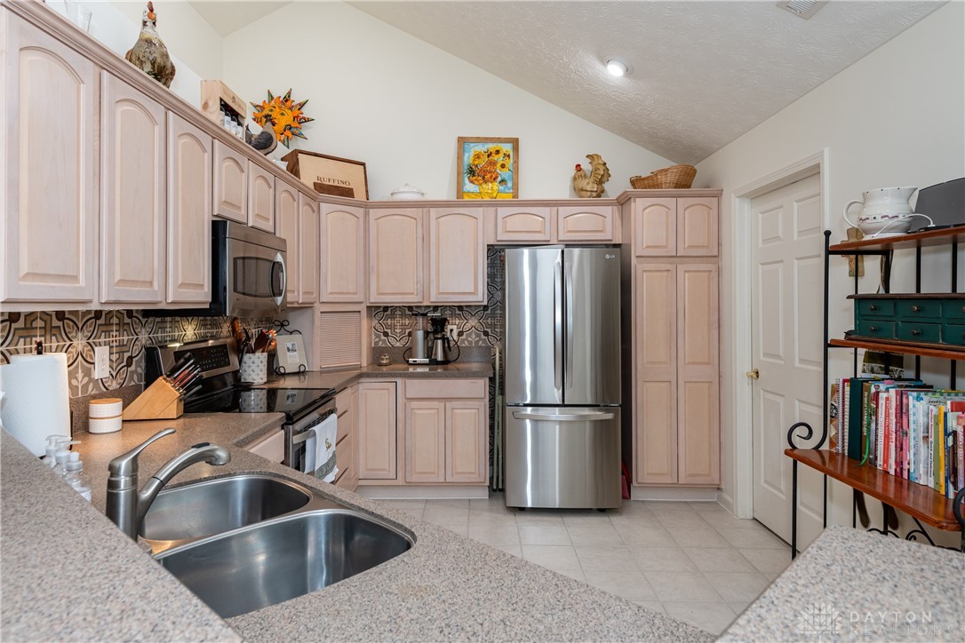 4076 Whitegate Drive, Beavercreek, Ohio image 16