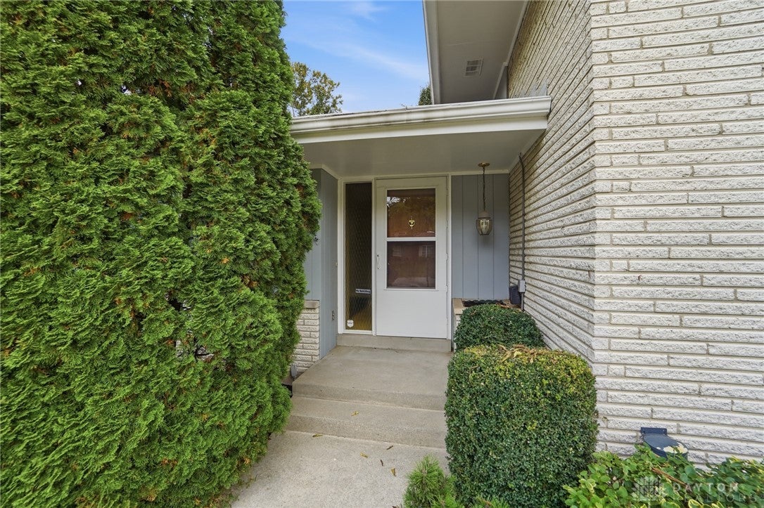 386 Silvertree Lane