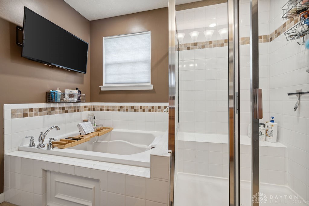 1242 Scarlet Oak Drive, Tipp City, Ohio image 37