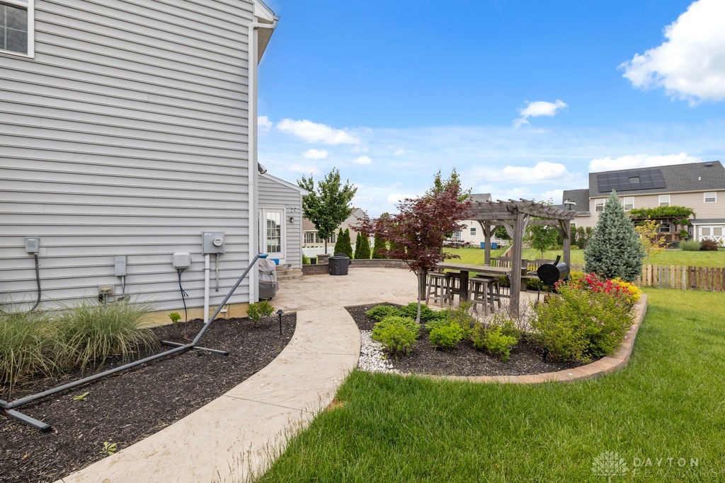 1242 Scarlet Oak Drive, Tipp City, Ohio image 40