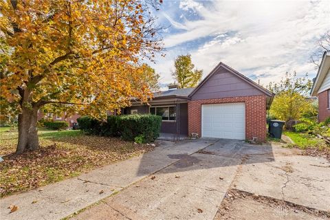 Photo of 1806 Pinecrest Drive, Dayton, OH 45414 (MLS # 947187)