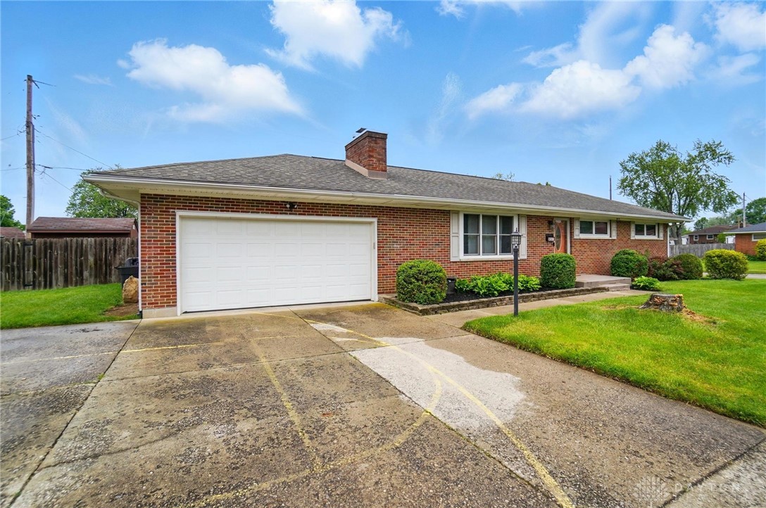 4561 Willowbrook Drive, Springfield, Ohio image 2