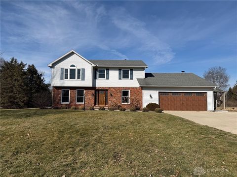 Photo of 1595 Fox Run, Troy, OH 45373 (MLS # 953107)