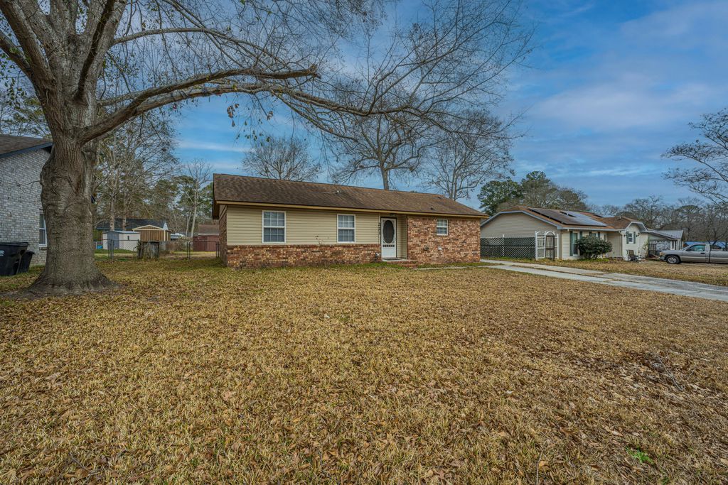 Photo of 221 Braly Drive, Summerville, SC 29485 (MLS # 26002883)