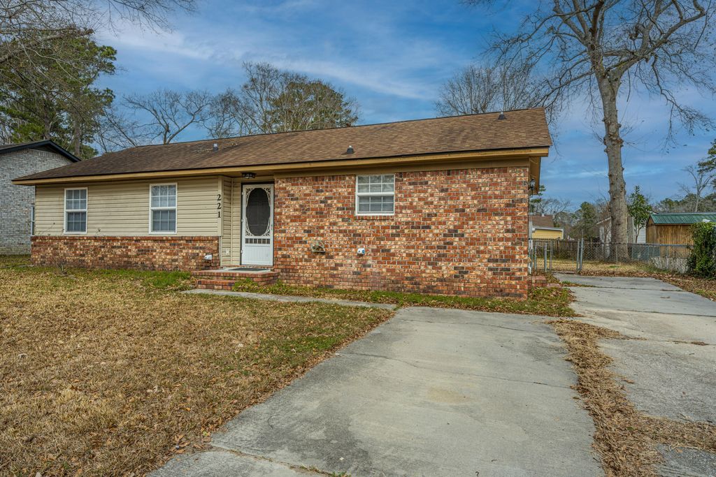 Photo of 221 Braly Drive, Summerville, SC 29485 (MLS # 26002883)