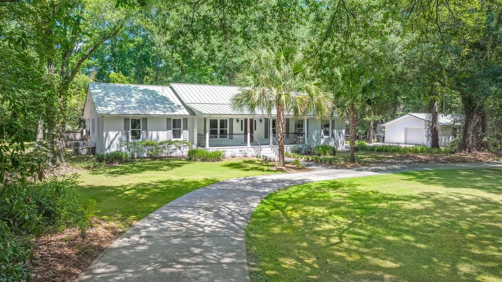 Photo of 304 Woodland Drive, Summerville, SC 29485 (MLS # 26021001)