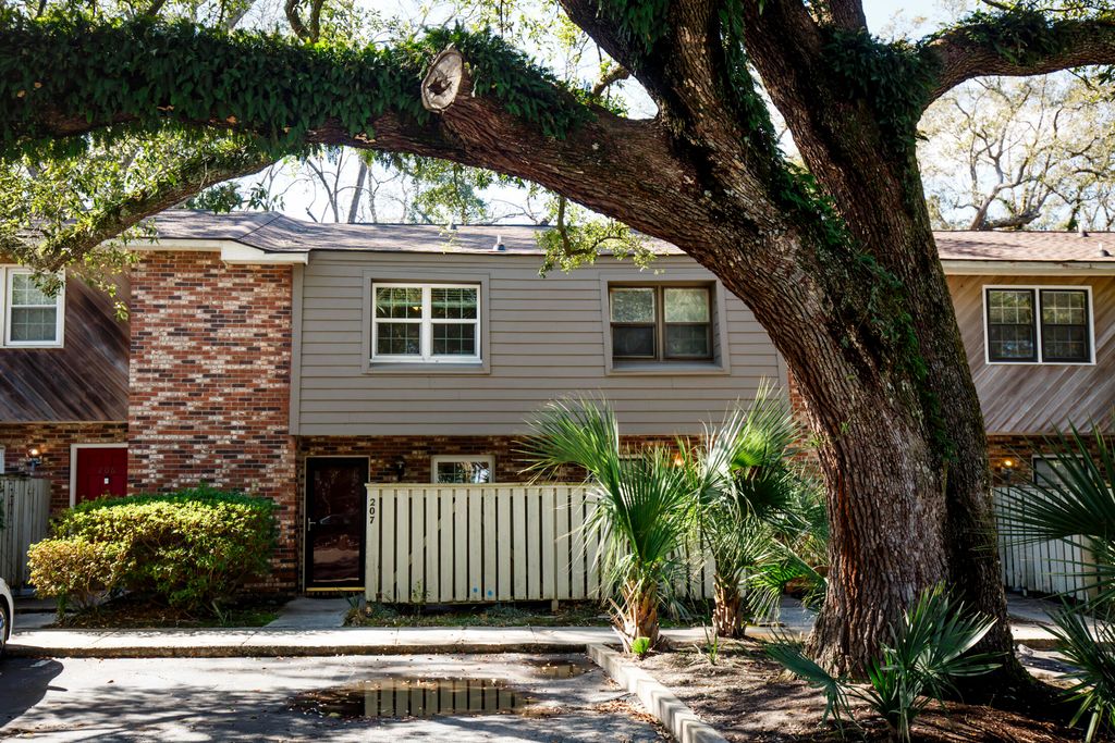 Photo of 207 Saint Charles Court, Charleston, SC 29407 (MLS # 26004683)