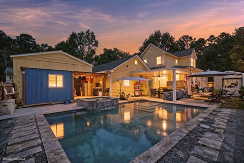 Photo of 202 W Pine Street, Summerville, SC 29485 (MLS # 26013140)