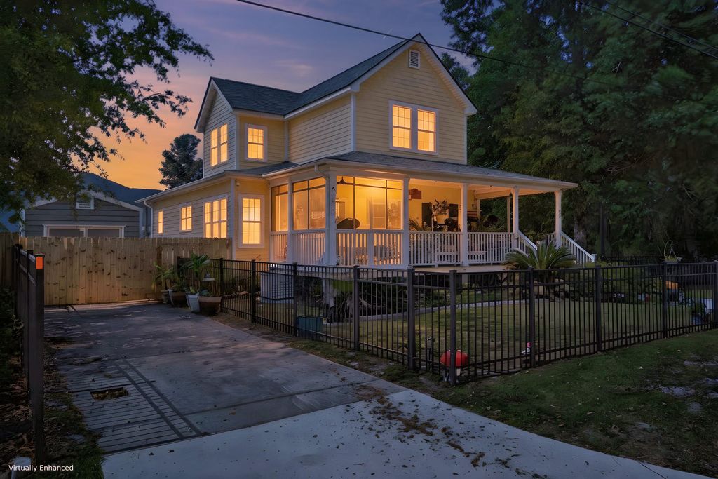 Photo of 202 W Pine Street, Summerville, SC 29485 (MLS # 26013140)