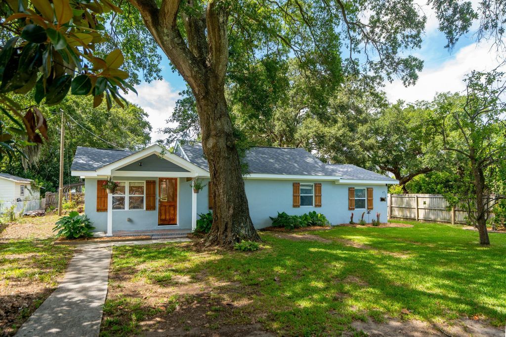 Photo of 1540 Fort Johnson Road, Charleston, SC 29412 (MLS # 26002763)