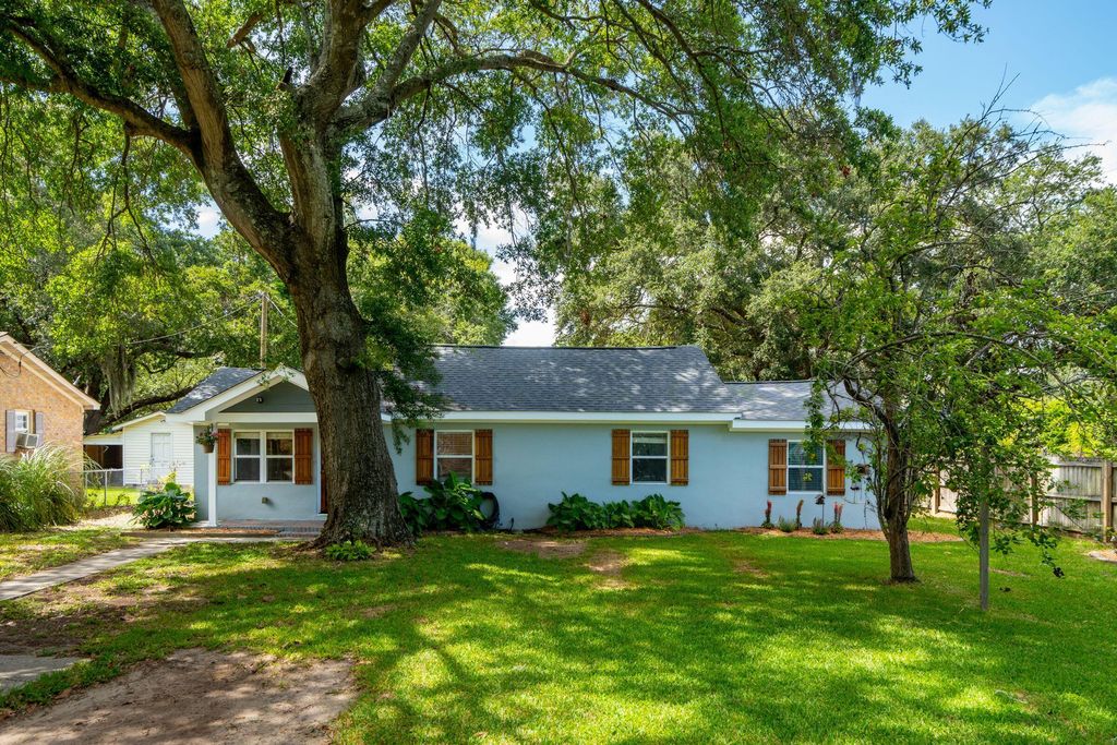 Photo of 1540 Fort Johnson Road, Charleston, SC 29412 (MLS # 26002763)