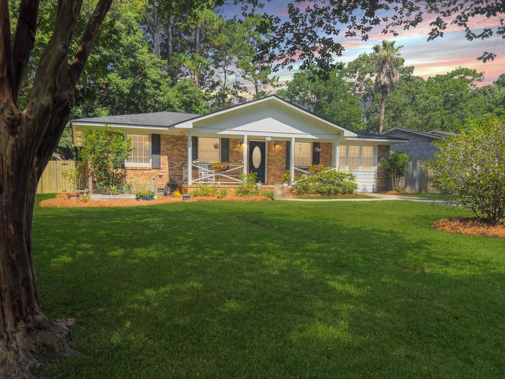 Photo of 212 Forest Circle, Summerville, SC 29483 (MLS # 26019008)