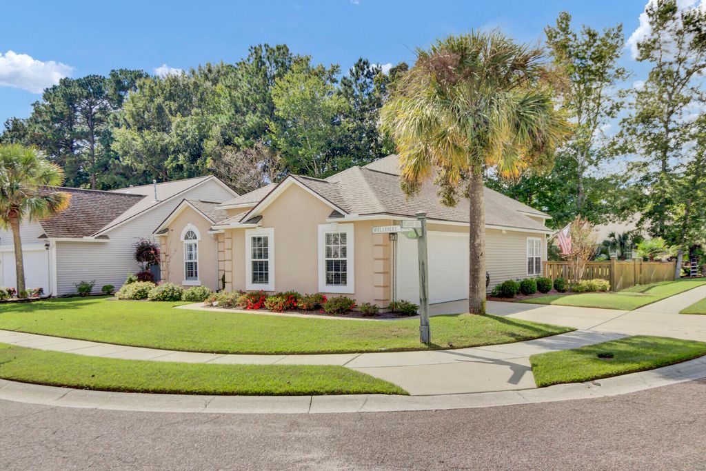 Photo of 1400 Wellesley Circle, Mount Pleasant, SC 29466 (MLS # 25028225)